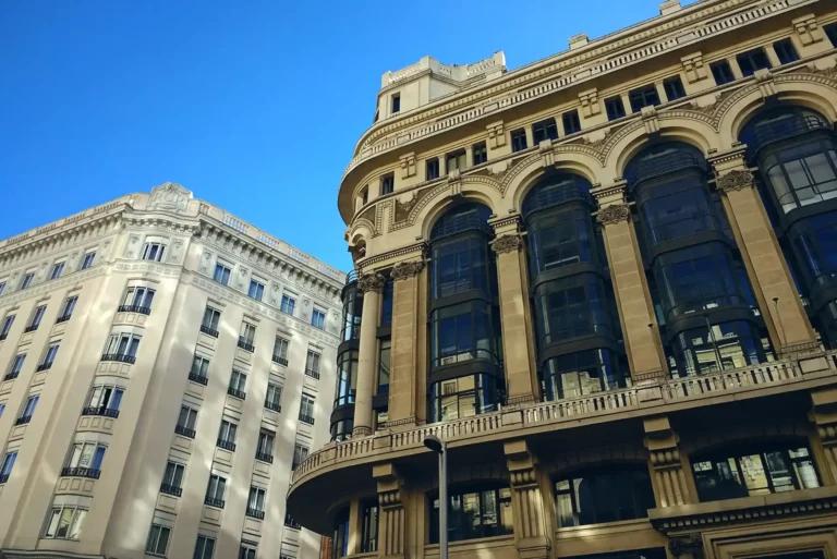 arquitectura corporativa en Madrid símbolo de estabilidad jurídica para inversión internacional en España