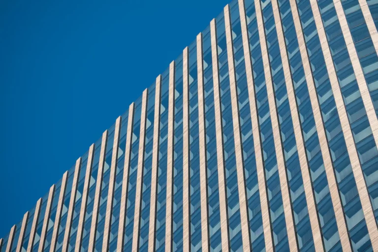arquitectura corporativa moderna en España representando inversión del Golfo en el middle market español